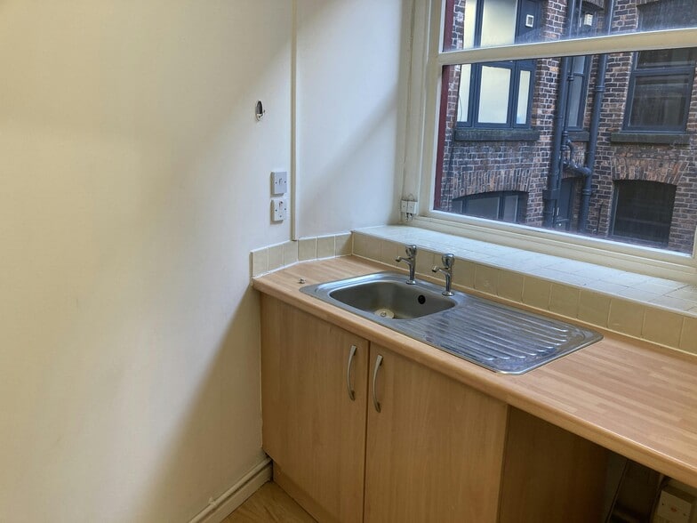 14 Little Lever St, Manchester to rent - Building Photo - Image 3 of 3