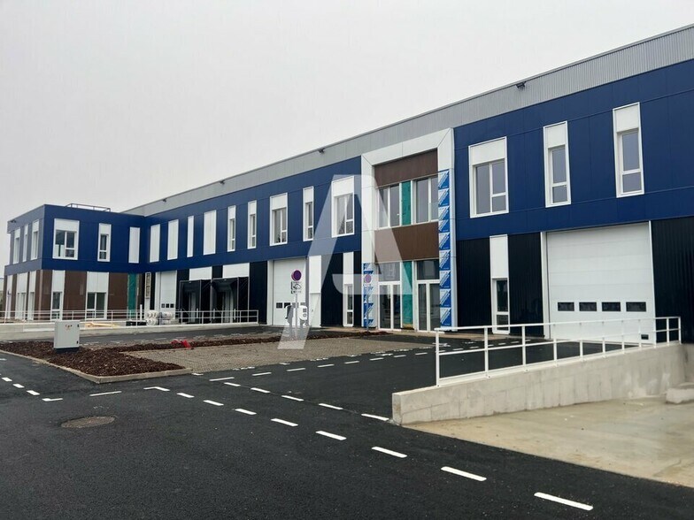 Industrial in Moissy-Cramayel to rent - Building Photo - Image 1 of 5
