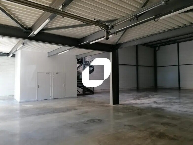 Light Industrial in Saint-Genis-Laval for sale - Interior Photo - Image 3 of 16