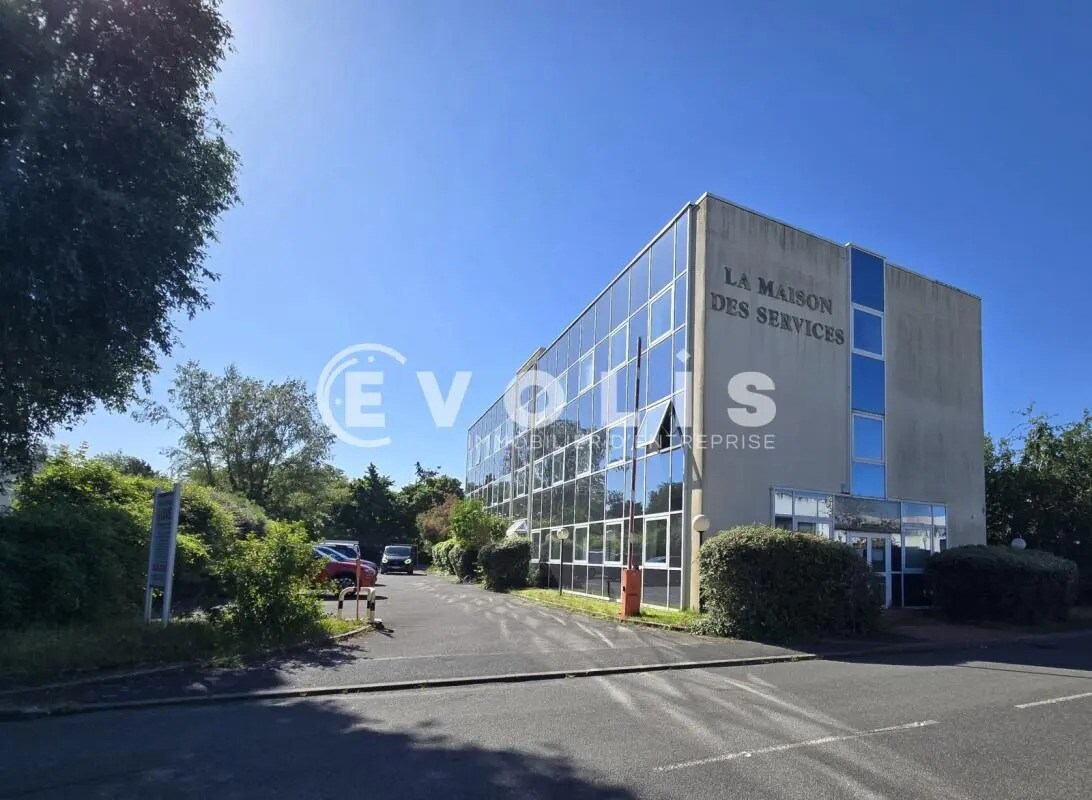 11 Avenue Des 2 Lacs, Villejust to rent Building Photo- Image 1 of 9