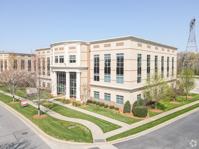 9713 Northcross Center Ct, Huntersville, NC for rent - Building Photo - Image 1 of 9