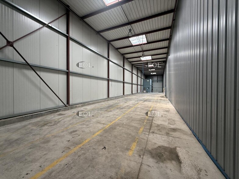 Light Industrial in Santeny to rent - Building Photo - Image 3 of 4