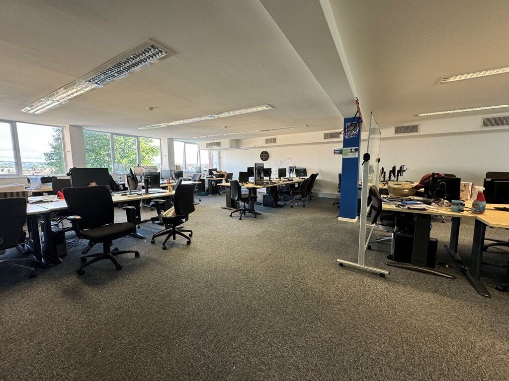 33 Kingston Crescent, Portsmouth to rent Interior Photo- Image 1 of 9