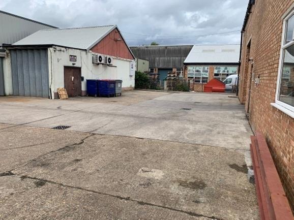 Island Farm Ave, West Molesey to rent - Building Photo - Image 2 of 9