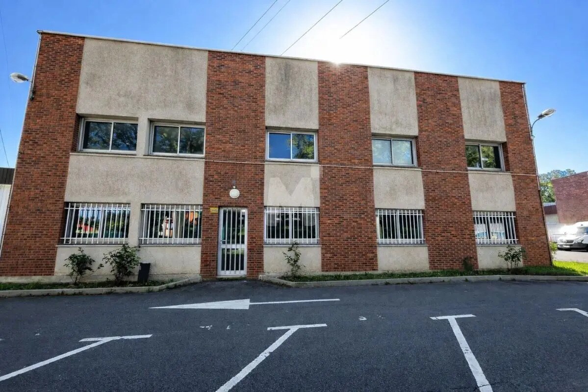 Office in Lisses to rent Building Photo- Image 1 of 17