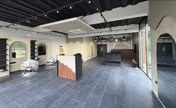 116-121 Bury New Rd, Manchester to rent Interior Photo- Image 2 of 4