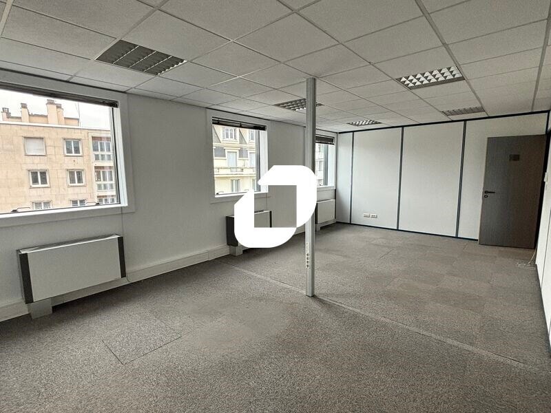 Office in Villeurbanne to rent Building Photo- Image 1 of 24