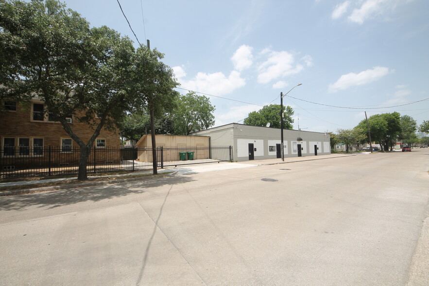 4202 Canal St, Houston, TX for rent - Building Photo - Image 1 of 2