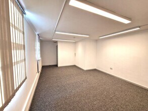 212 St Ann's Hill, London to rent Building Photo- Image 2 of 4