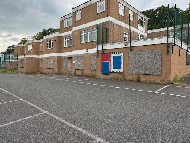 36A Hurst Rd, London to rent - Building Photo - Image 2 of 2