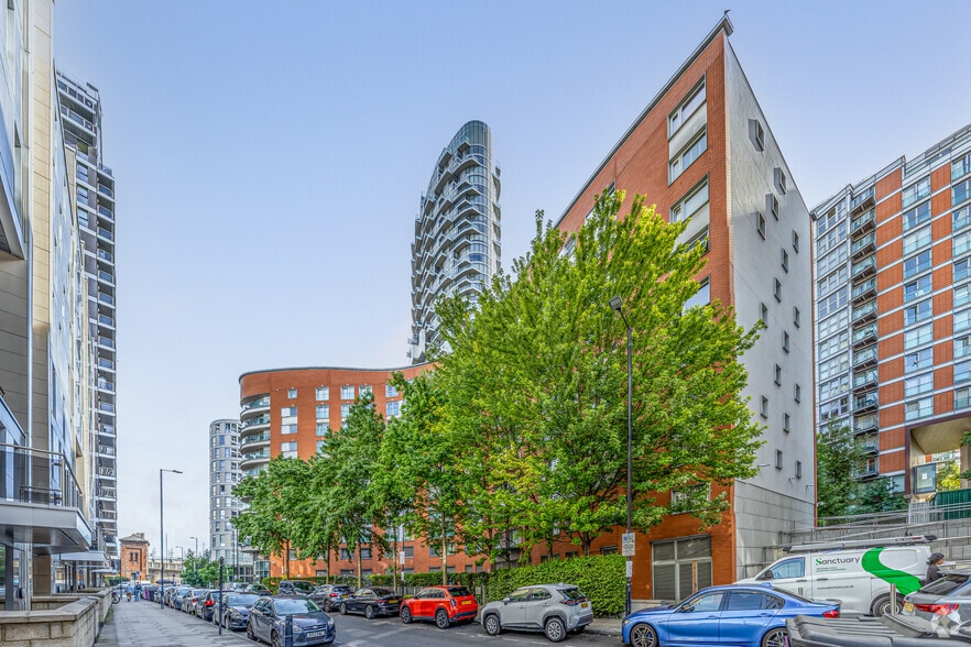 2 Biscayne Av, London to rent - Building Photo - Image 2 of 2