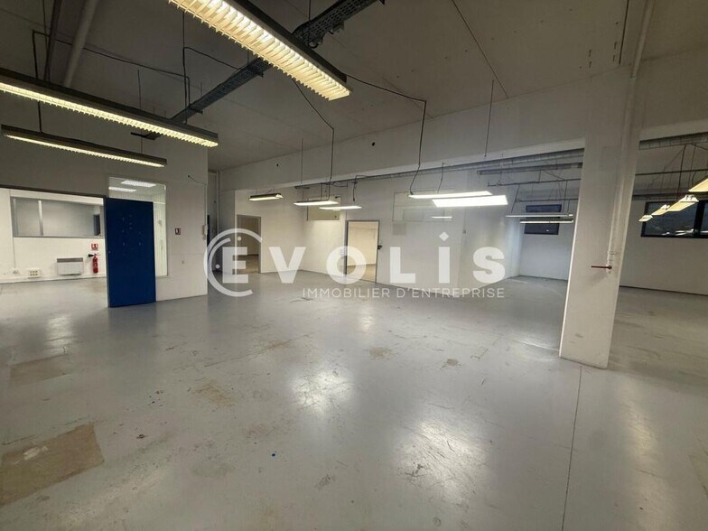 Light Industrial in Vitry-sur-Seine to rent - Building Photo - Image 2 of 7
