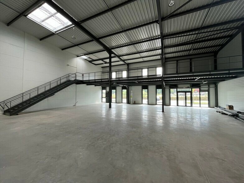 Light Industrial in Villefontaine to rent - Building Photo - Image 3 of 13