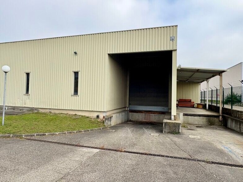 Light Industrial in Genas to rent - Building Photo - Image 3 of 13