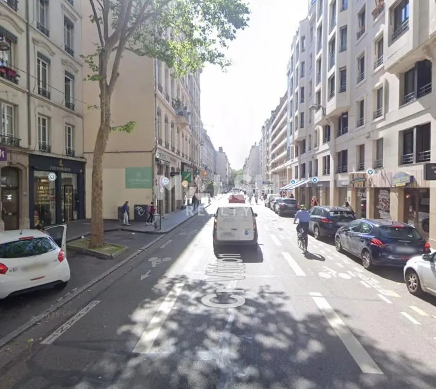 Retail in Lyon to rent Building Photo- Image 1 of 4