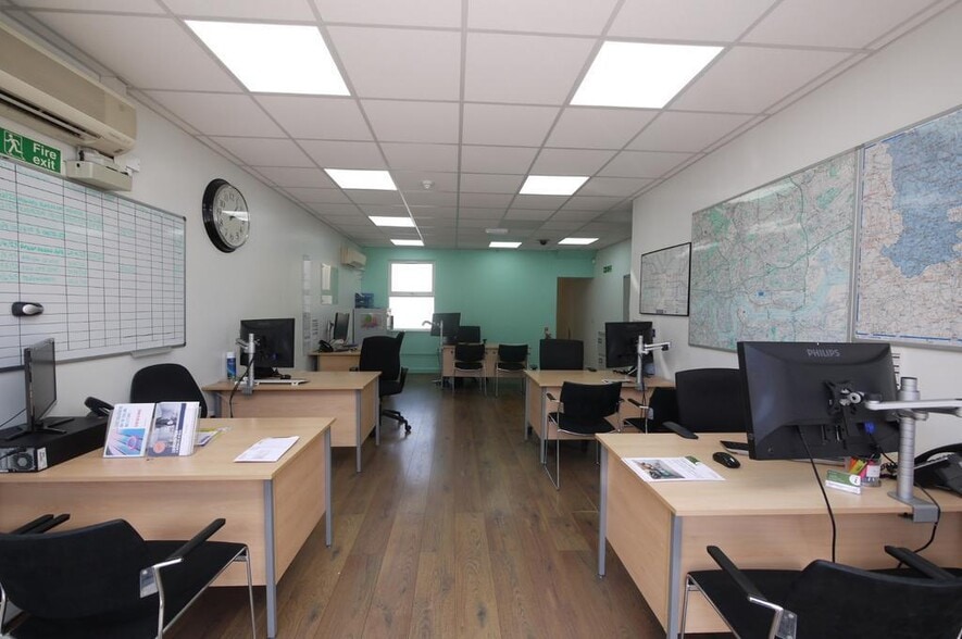 Barking Rd, London to rent - Building Photo - Image 2 of 20