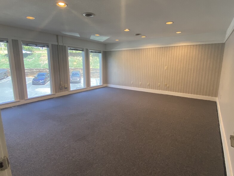 870 Wade Hampton Blvd, Greenville, SC for rent - Interior Photo - Image 3 of 11