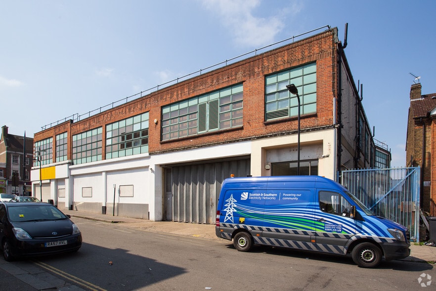 68 The Broadway, Southall to rent - Building Photo - Image 3 of 4