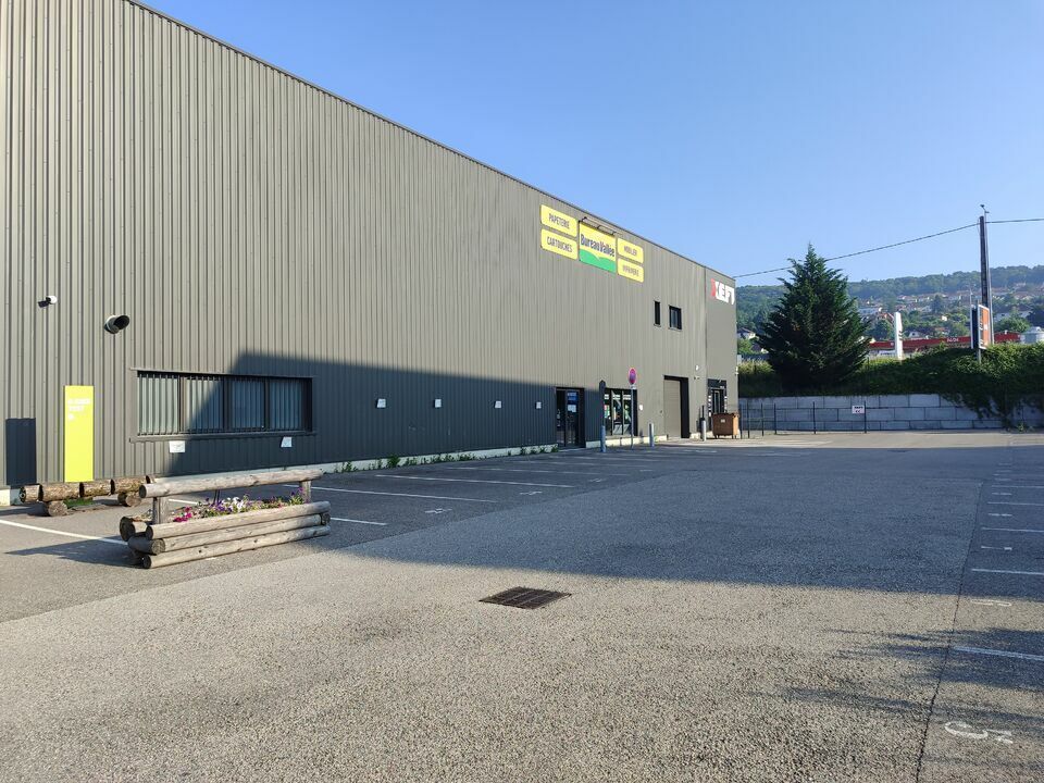 Retail in Bourgoin-Jallieu to rent Building Photo- Image 1 of 5