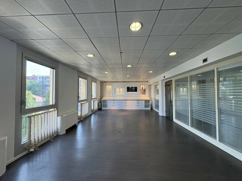 50 Cours De La République, Villeurbanne to rent - Interior Photo - Image 3 of 25