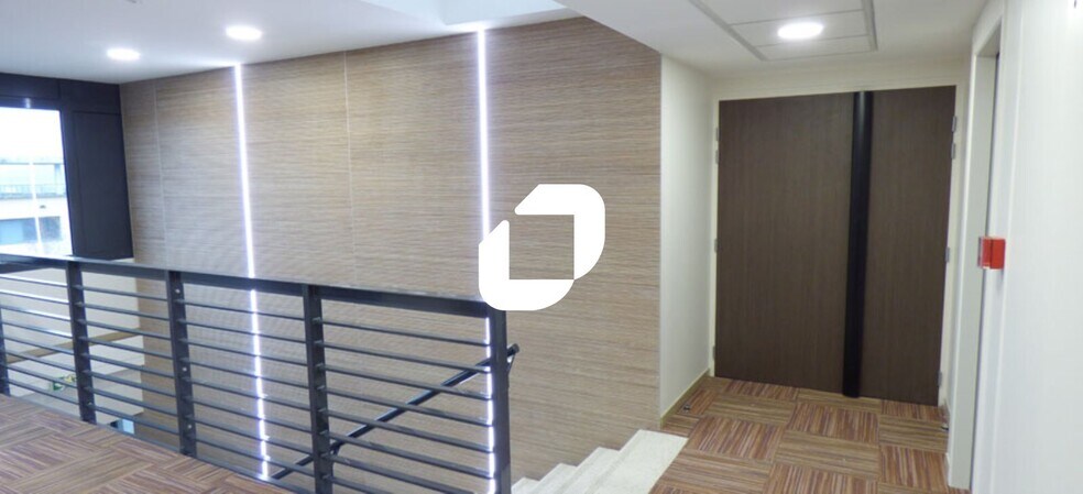 Office in Champs-sur-Marne to rent - Building Photo - Image 3 of 4