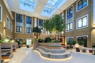 1 Arlington Sq, Bracknell to rent Interior Photo- Image 1 of 11