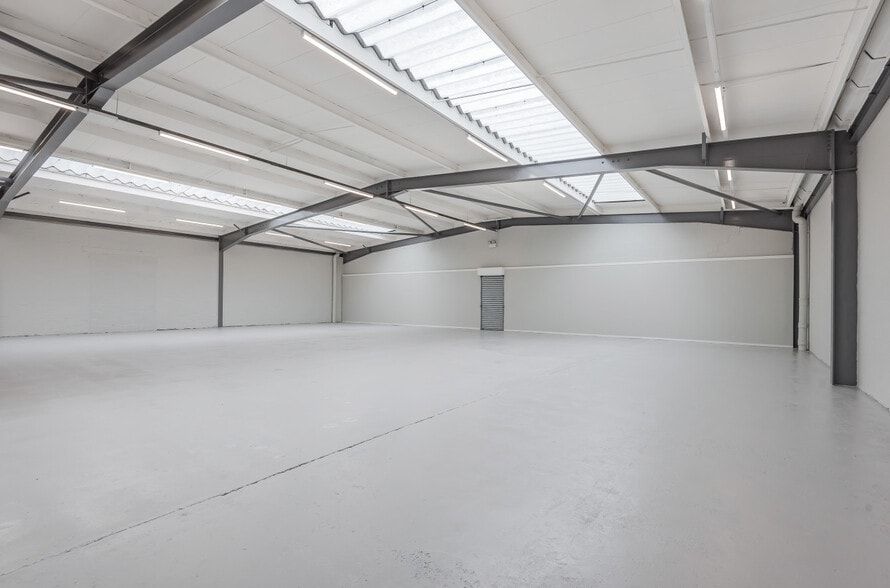 Dedworth Rd, Windsor to rent - Building Photo - Image 3 of 6