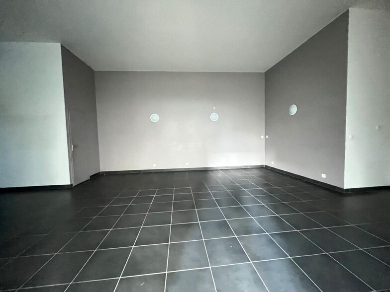27 Rue D'Inkermann, Villeurbanne to rent - Interior Photo - Image 1 of 4