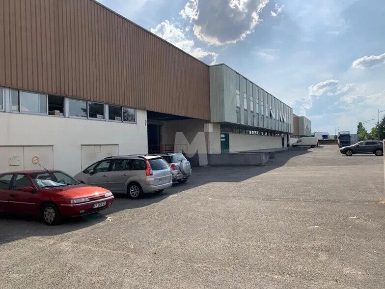 Light Industrial in Morangis to rent - Building Photo - Image 3 of 4