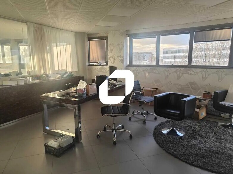 Office in Nanterre to rent - Building Photo - Image 3 of 8