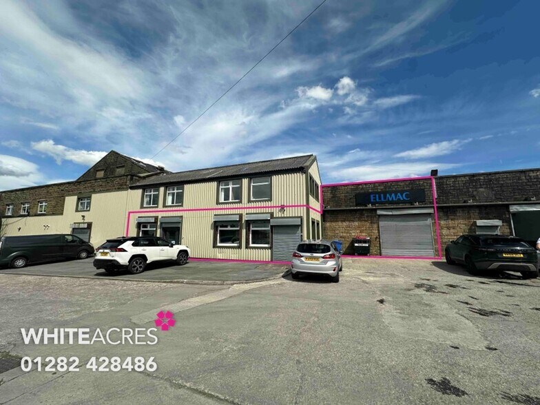 Coal Clough Ln, Burnley to rent - Primary Photo - Image 1 of 1