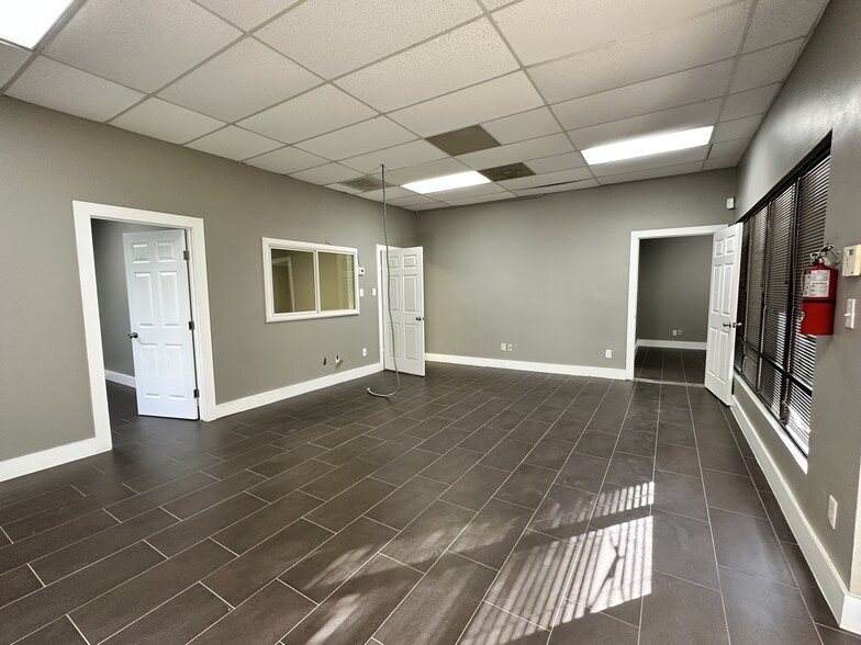 9914-9918 McCullough Ave, San Antonio, TX for rent - Interior Photo - Image 3 of 18