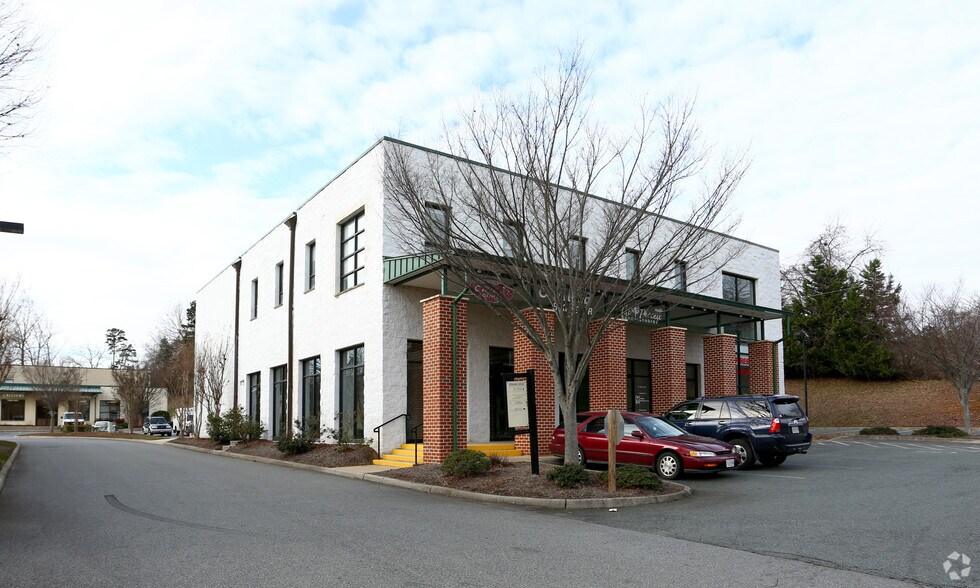 633 Berkmar Cir, Charlottesville 22901 UK