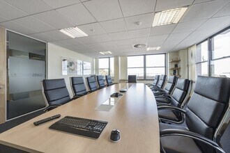 Railway Appr, Wallington to rent Interior Photo- Image 1 of 6