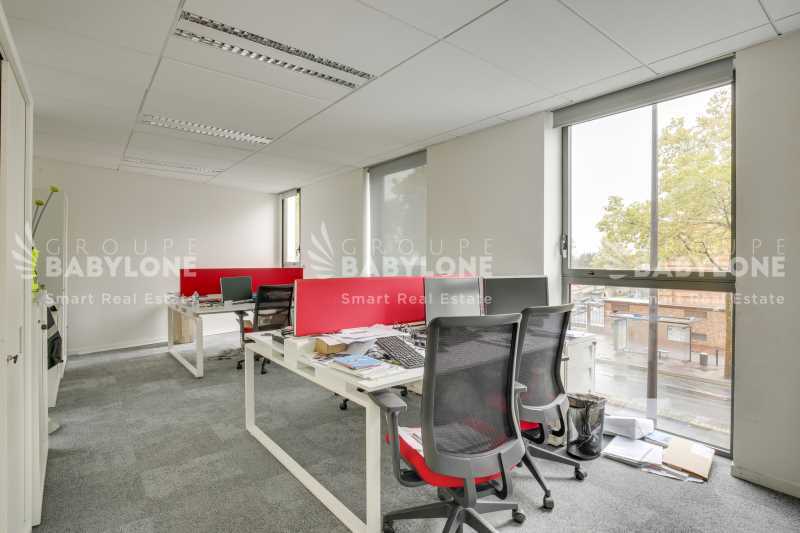 Office in Rueil-Malmaison to rent - Interior Photo - Image 2 of 12