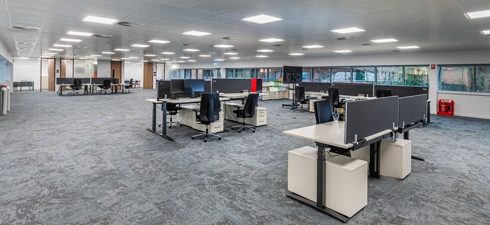 2 Millboard Rd, Bourne End to rent - Interior Photo - Image 2 of 4