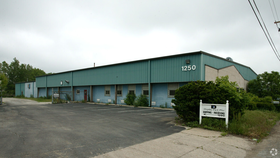 1250 Lincoln Ave, Waukesha, WI for rent - Building Photo - Image 2 of 7