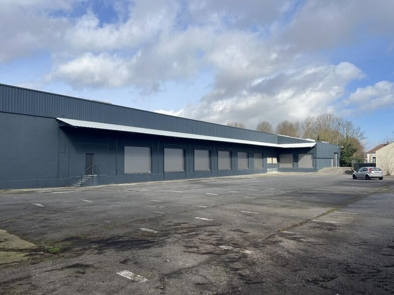 3 Rue Du Stade Sauvanet, Le Mesnil-Amelot to rent - Building Photo - Image 1 of 10