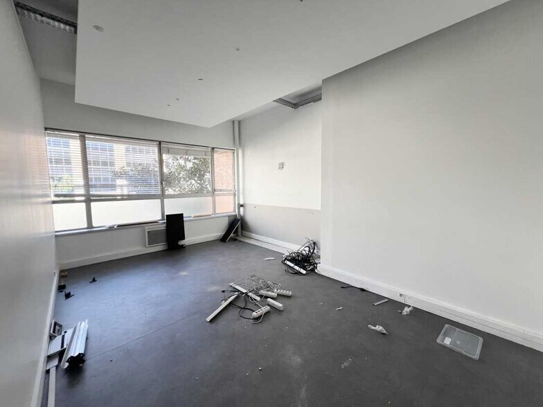 Light Industrial in Paris to rent - Interior Photo - Image 2 of 5