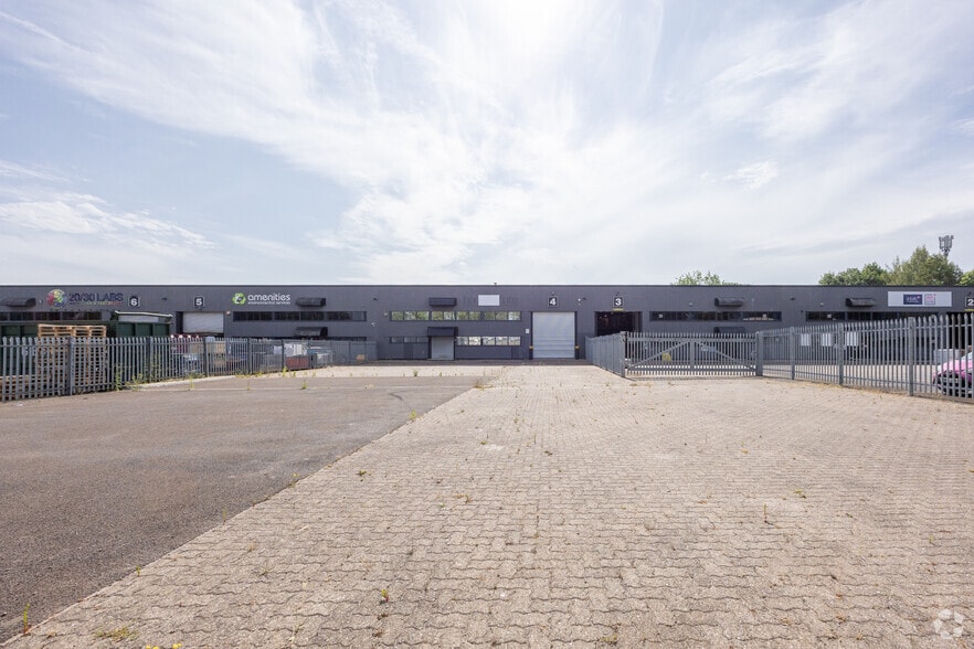 Osyth Clos, Northampton to rent - Building Photo - Image 2 of 15