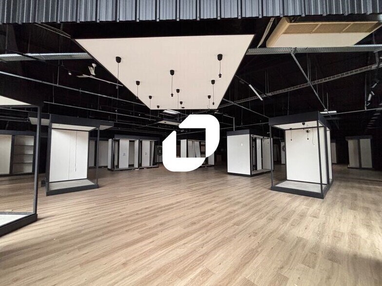 Retail in Herblay-sur-Seine to rent - Interior Photo - Image 2 of 3