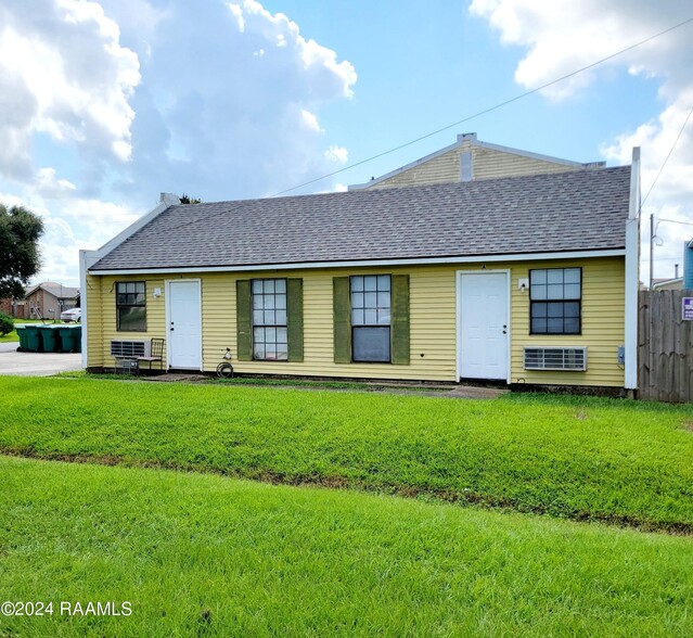 102 Briarcliff Dr, Youngsville, LA for sale - Primary Photo - Image 1 of 1