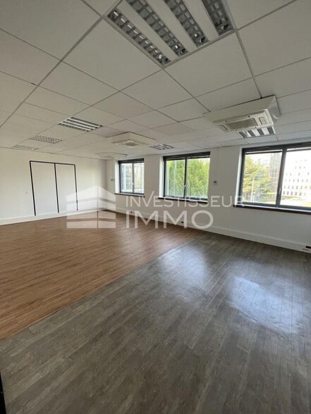 Office in Nanterre to rent - Interior Photo - Image 2 of 5