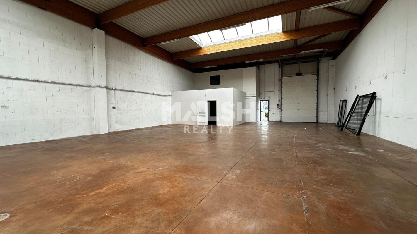 Light Industrial in Décines-Charpieu to rent Building Photo- Image 1 of 15