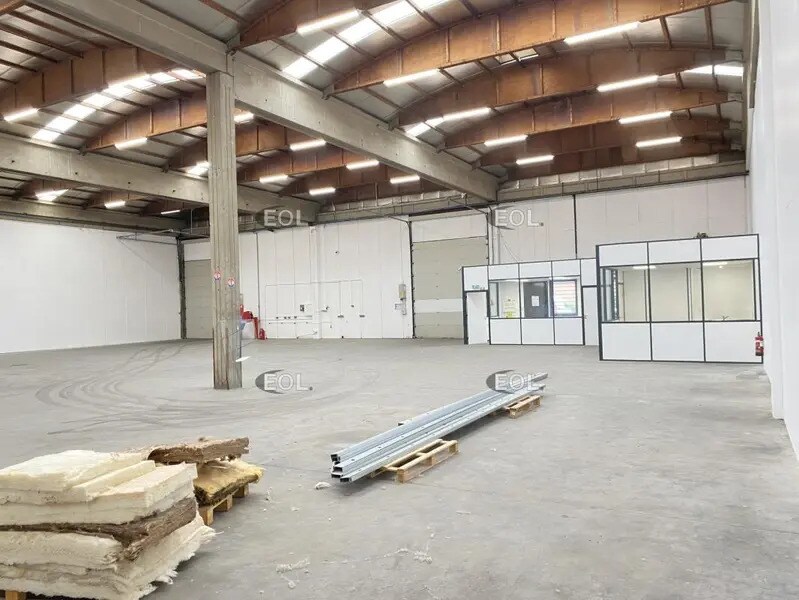 Industrial in Saint-Priest to rent Interior Photo- Image 1 of 32