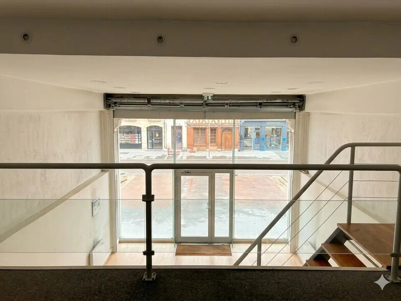 Retail in Lyon to rent - Interior Photo - Image 3 of 7