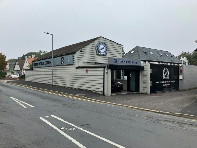 8 Oakmere Ln, Potters Bar for sale - Building Photo - Image 1 of 5