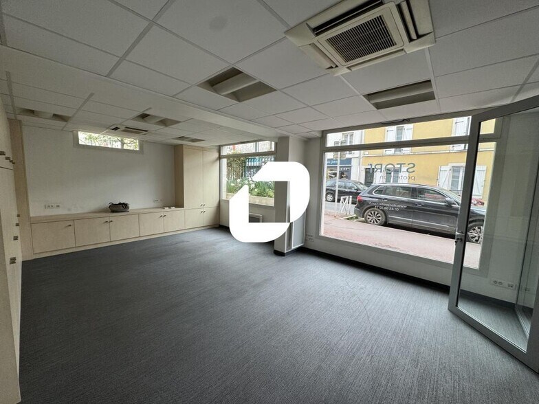 Office in Montrouge to rent - Interior Photo - Image 2 of 13