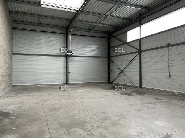 Light Industrial in Frépillon to rent - Building Photo - Image 3 of 9