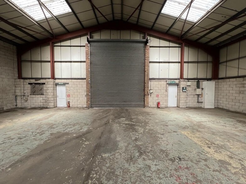 5 New Rd, Hixon to rent - Building Photo - Image 3 of 7